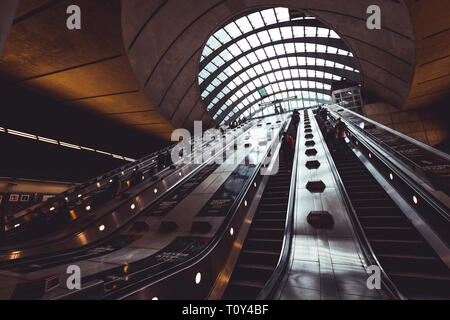 Londres - le 20 mars 2019 : Escalator escalier intérieur à Canary Wharf à Londres Banque D'Images