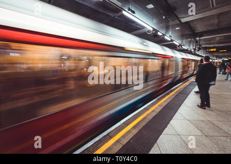 Londres - le 20 mars 2019 : plate-forme de train en arrivant à la station de métro de Westminster à Londres Banque D'Images