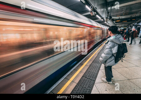 Londres - le 20 mars 2019 : plate-forme de train en arrivant à la station de métro de Westminster à Londres Banque D'Images