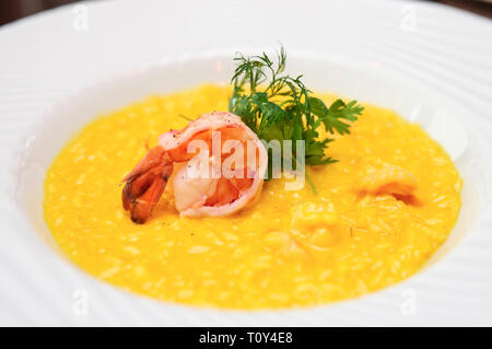 Risotto au safran avec shimp sur plaque, close-up Banque D'Images