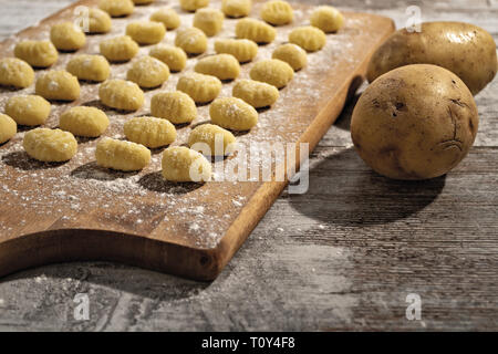 Gnocchi di patate su tagliere di legno da sopra Banque D'Images