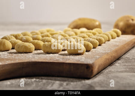 Gnocchi di patate su tagliere fronte di Legno Banque D'Images