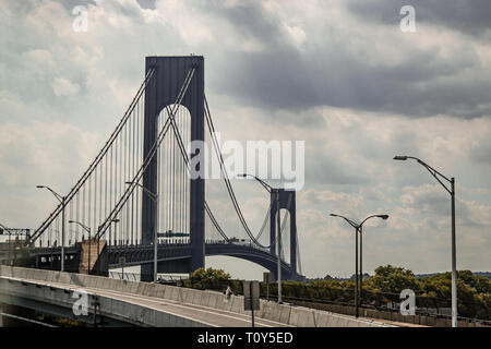 Le pont Verrazzano-Narrows traverse sur le port de New York de Brooklyn à Staten Island. Banque D'Images