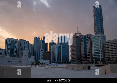 23 février 2019 - Abu Dhabi, Émirats arabes unis : LandMark tower et cityscpae d'Abu Dhabi, UAE Banque D'Images