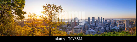 Magnifique vue de la ville de Montréal au lever du soleil avec l'architecture colorée en bleu, vert et jaune. Beau ciel et la lumière du soleil sur Montréal downto Banque D'Images