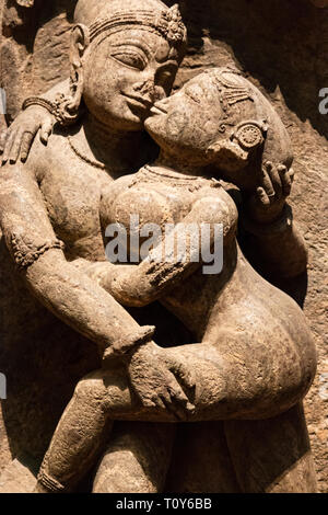 Cette sculpture d'un couple d'amoureux (Mithuna) date du 13ème siècle pendant la dynastie Ganga de l'Est et est fabriqué à partir de la buse rouilleuse pierre. Il faisait partie de la décoration d'une façade du temple et est maintenant exposée au Metropolitan Museum of Art de New York. Banque D'Images