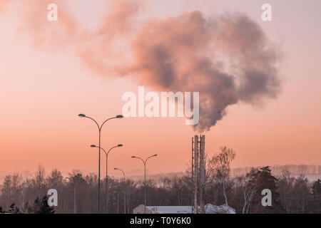 Chaudière à gaz à la périphérie de la ville en hiver Banque D'Images