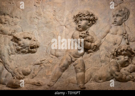 Angelots fait en relief dans une sculpture exposée au Metropolitan Museum of Art de New York. Banque D'Images