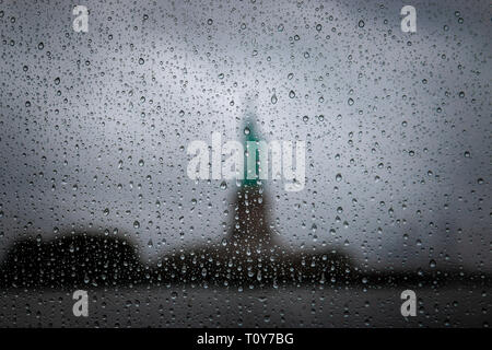 La Statue de la liberté est encore reconnaissable même vu fuzzily par une fenêtre plein de gouttes de pluie. Banque D'Images