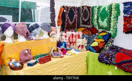 Un décrochage montrant l'artisanat creations utilisant à la laine 2018 Aylsham Show agricole, Norfolk, Royaume-Uni. Banque D'Images