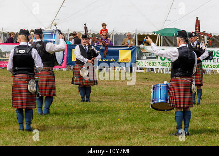 La Norwich Pipe Band de donner une démonstration musicale à la foire agricole 2018 Aylsham, Norfolk, Royaume-Uni. Banque D'Images