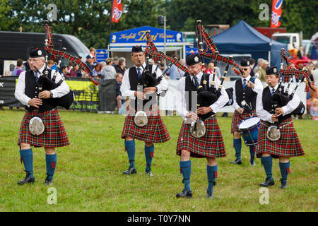 La Norwich Pipe Band de donner une démonstration musicale à la foire agricole 2018 Aylsham, Norfolk, Royaume-Uni. Banque D'Images