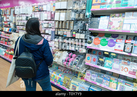 Shopping dans un magasin de détail a appelé les Œuvres à la recherche sur les produits qu'ils vendent. Banque D'Images