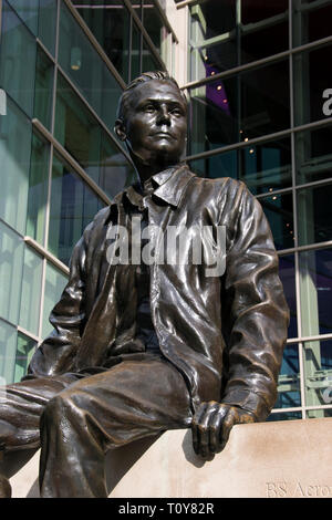 Une statue d'Apollo 11 à l'extérieur de l'astronaute Neil Armstrong Neil Armstrong Hall de l'ingénierie à l'Université Purdue à West Lafayette, Indiana. Banque D'Images