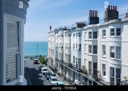 Vue sur la rue d'un Géorgien typique road à Brighton Kemp Town avec une vue sur la mer Banque D'Images