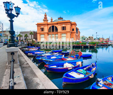 Bari, Italie, Pouilles : Street View de la Margherita Theatre dans le vieux port est un exemple rare de théâtre construit directement sur la mer, les Pouilles Banque D'Images