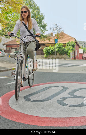 Jeune femme équitation vélo électrique Banque D'Images