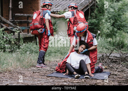 Les ambulanciers sauvetage femme. Banque D'Images