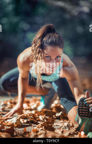 Woman stretching dans le parc.