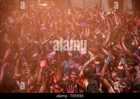 Allahabad, Uttar Pradesh, Inde. Mar 22, 2019. Revelers dance alors qu'ils célèbrent le festival de Holi, dans Prayagraj : Crédit Prabhat Kumar Verma/ZUMA/Alamy Fil Live News Banque D'Images