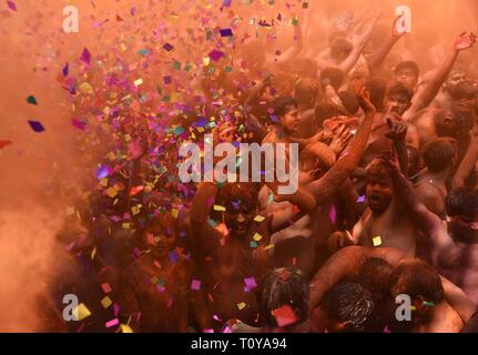 Allahabad, Uttar Pradesh, Inde. Mar 22, 2019. Revelers dance alors qu'ils célèbrent le festival de Holi, dans Prayagraj : Crédit Prabhat Kumar Verma/ZUMA/Alamy Fil Live News Banque D'Images