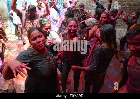 Allahabad, Uttar Pradesh, Inde. Mar 22, 2019. Revelers dance alors qu'ils célèbrent le festival de Holi, dans Prayagraj : Crédit Prabhat Kumar Verma/ZUMA/Alamy Fil Live News Banque D'Images