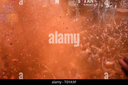 Allahabad, Uttar Pradesh, Inde. Mar 22, 2019. Revelers dance alors qu'ils célèbrent le festival de Holi, dans Prayagraj : Crédit Prabhat Kumar Verma/ZUMA/Alamy Fil Live News Banque D'Images