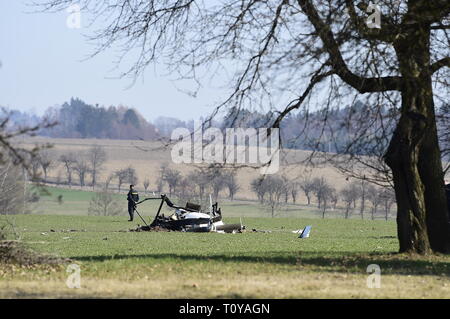 Slavonov, République tchèque. Mar 22, 2019. Deux personnes sont mortes dans l'accident dans lequel un hélicoptère s'est écrasé et a pris feu après sa chute dans l'est de la Bohême, près de Slavonov, République tchèque, le 22 mars 2019. Sur la photo est vue de l'écrasement à l'épave de l'hélicoptère. Photo : CTK Josef Vostarek/Photo/Alamy Live News Banque D'Images