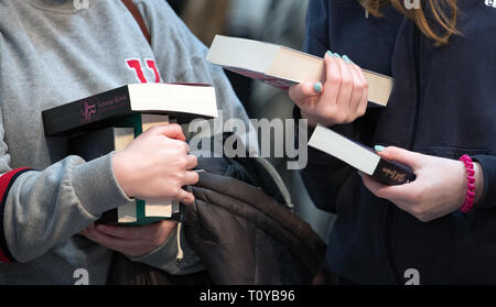 22 mars 2019, Saxe, Leipzig : les visiteurs de la Foire du livre de Leipzig peut obtenir un aperçu des produits de la maison d'édition à la Bastei Lübbe stand. Le Salon du livre se poursuit jusqu'à 24.03.2019. Photo : Hendrik Schmidt/dpa-Zentralbild/dpa Banque D'Images