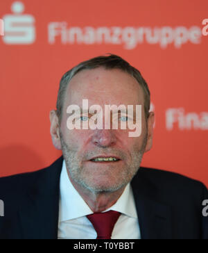 06 mars 2019, Hessen, Frankfurt/Main : Helmut Schleweis, président des Caisses d'épargne et de chèques postaux Association (DSGV), assiste à la conférence de presse annuelle. Photo : Arne Dedert/dpa Banque D'Images