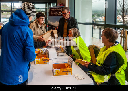 Bantry, West Cork, Irlande. 20 mars, 2019. Malgré la pluie, les bénévoles ont été à la collecte annuelle pour le cancer de la société irlandaise le jour de la jonquille dans divers endroits autour de West Cork ce matin. Le cancer de la société irlandaise bénévoles étaient occupés à Supervalu supermarché, Bantry. Credit : Andy Gibson/Alamy Live News. Banque D'Images