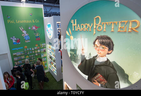 22 mars 2019, Saxe, Leipzig : Livres de la série Harry Potter roman fantastique seront exposées lors de la Carlsen stand à la Foire du livre de Leipzig. Le Salon du livre se poursuit jusqu'à 24.03.2019. Photo : Hendrik Schmidt/dpa-Zentralbild/dpa Banque D'Images
