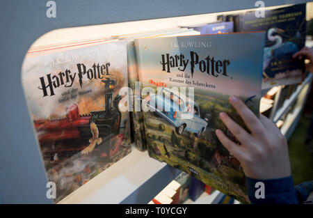 22 mars 2019, Saxe, Leipzig : Livres de la série Harry Potter roman fantastique seront exposées lors de la Carlsen stand à la Foire du livre de Leipzig. Le Salon du livre se poursuit jusqu'à 24.03.2019. Photo : Hendrik Schmidt/dpa-Zentralbild/dpa Banque D'Images