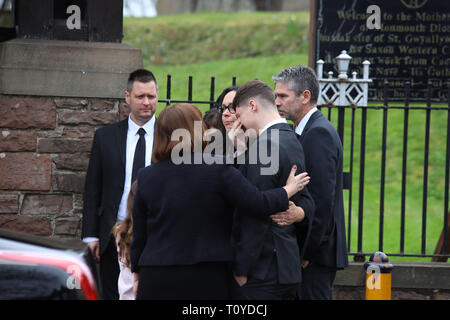 St Woolos Cathedral, Newport, Pays de Galles, Royaume-Uni. 22 mars 2019. L'ancien député pour Newport West est décédée le 17 février. Personnes se rassemblent pour rendre hommage à ses funérailles. Credit : Lowri Harris/Alamy Live News Banque D'Images