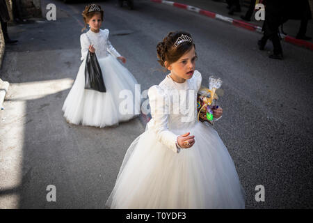 Jérusalem, Israël. Mar 22, 2019. Les juifs ultra-orthodoxes célèbrent Pourim dans le quartier de Mea Shearim strictement religieux de Jérusalem, Israël. La maison de Pourim de carnaval est célébré avec des défilés et des parties de costumes pour commémorer la libération du peuple juif d'un complot visant à exterminer dans l'ancien empire Perse il y a 2500 ans, comme décrit dans le Livre d'Esther. Credit : Ilia Efimovitch/dpa/Alamy Live News Banque D'Images