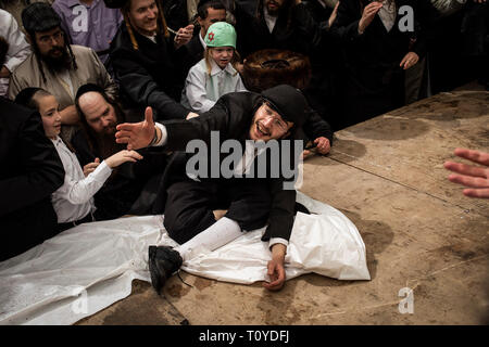 Jérusalem, Israël. Mar 22, 2019. Les juifs ultra-orthodoxes célèbrent Pourim dans le quartier de Mea Shearim strictement religieux de Jérusalem, Israël. La maison de Pourim de carnaval est célébré avec des défilés et des parties de costumes pour commémorer la libération du peuple juif d'un complot visant à exterminer dans l'ancien empire Perse il y a 2500 ans, comme décrit dans le Livre d'Esther. Credit : Ilia Efimovitch/dpa/Alamy Live News Banque D'Images