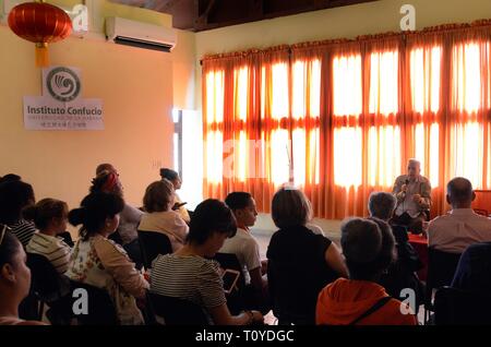 (190322) -- LA HAVANE, 22 mars 2019 (Xinhua) -- Rolando Lopez, un conseiller politique de l'ambassade de Cuba en Chine en 1974-1978, et l'ambassadeur à Beijing dans les années 1980, présente son livre '100 questions à propos de la Chine" à l'Institut Confucius de l'Université de La Havane, à La Havane, Cuba, le 20 mars 2019. 'J'ai senti cette obligation parce que des liens historiques avec la Chine, dit-il, et c'est la raison pour laquelle il a écrit un livre "100 questions sur la Chine' pour encourager les lecteurs cubains pour en savoir plus sur le pays d'Asie, y compris ses particularités, son histoire et ses traditions. Pour aller avec 'Interview : 82 ans, Cuba Banque D'Images