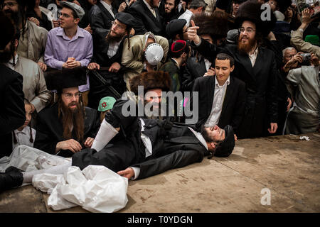 Jérusalem, Israël. Mar 22, 2019. Les juifs ultra-orthodoxes célèbrent Pourim dans le quartier de Mea Shearim strictement religieux de Jérusalem, Israël. La maison de Pourim de carnaval est célébré avec des défilés et des parties de costumes pour commémorer la libération du peuple juif d'un complot visant à exterminer dans l'ancien empire Perse il y a 2500 ans, comme décrit dans le Livre d'Esther. Credit : Ilia Efimovitch/dpa/Alamy Live News Banque D'Images