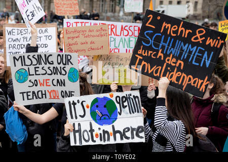 Berlin, Allemagne. Mar 22, 2019. Les participants du rallye climatique vendredi pour "avenir" sont debout avec des affiches à l'Invalidenpark. Credit : Christoph Soeder/dpa/Alamy Live News Banque D'Images