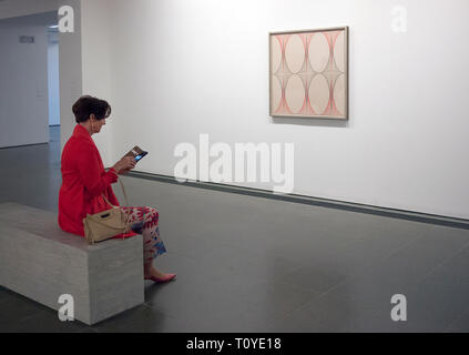 Londres, Royaume-Uni. 22 Mar 2019. Les membres de la presse et le personnel de la galerie lancement presse Emma Kunz 'dessins visionnaires" exposition à la galerie Serpentine de Hyde Park London UK Crédit : Cabanel/Alamy Live News Banque D'Images