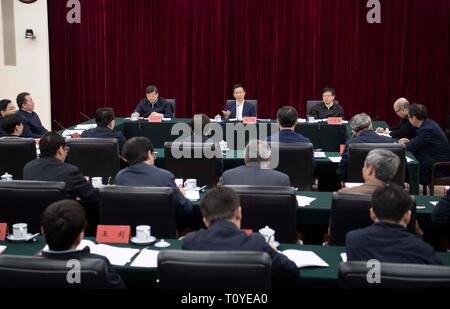 (190322) -- BEIJING, 22 mars 2019 (Xinhua) -- le vice-Premier ministre chinois Han Zheng, également membre du Comité permanent du Bureau politique du parti communiste de Chine Comité Central, préside un colloque au cours de son inspection au Ministère de l'écologie et l'Environnement le 22 mars, 2019. (Xinhua/Li Tao) Banque D'Images