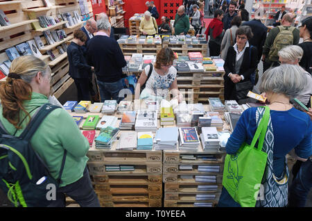 22 mars 2019, Saxe, Leipzig : les visiteurs de la Foire du livre de Leipzig feuilleter des livres à la tribune des éditeurs indépendants suisses. Le Salon du livre se poursuit jusqu'à 24.03.2019. Photo : Hendrik Schmidt/dpa-Zentralbild/dpa Banque D'Images
