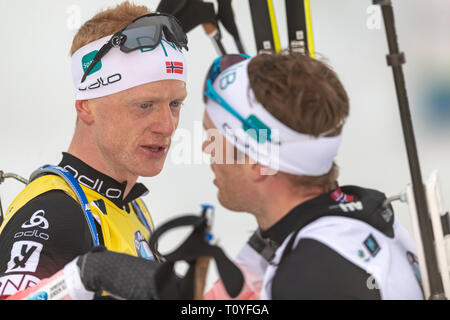 Oslo, Norvège. Mar 22, 2019. Biathlon Coupe du Monde IBU BMW. 22 mars 2019 Thingnes Johannes Boe de la Norvège félicite les athlètes après les hommes 10km sprint compétition pendant la Coupe du monde de Biathlon IBU BMW à Holmenkollen à Oslo, Norvège. Credit : Nigel Waldron/Alamy Live News Banque D'Images