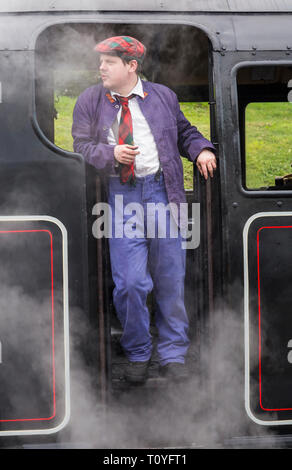 Swanage, Dorset, UK. 22 Mar 2019. Les foules affluent à Swanage Railway pour voir the Flying Scotsman grâce au Musée National du chemin de fer qui a permis la visite historique à prendre place. Au cours des cinq prochains jours elle va transporter des trains entre Swanage, Corfe Castle et Norden et seront réunis avec une rare voiture Pullman Belle Devon pour la première fois en près de 50 ans. Credit : Carolyn Jenkins/Alamy Live News Banque D'Images