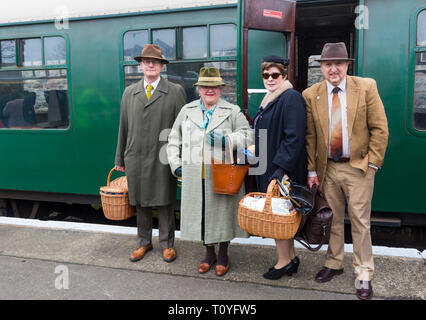 Swanage, Dorset, UK. 22 Mar 2019. Les foules affluent à Swanage Railway pour voir the Flying Scotsman grâce au Musée National du chemin de fer qui a permis la visite historique à prendre place. Au cours des cinq prochains jours elle va transporter des trains entre Swanage, Corfe Castle et Norden et seront réunis avec une rare voiture Pullman Belle Devon pour la première fois en près de 50 ans. Credit : Carolyn Jenkins/Alamy Live News Banque D'Images