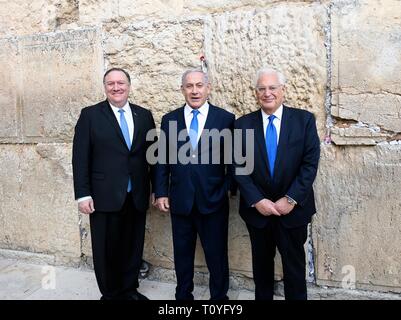 La secrétaire d'État des États-Unis, Mike Pompeo, gauche, tours du Mur occidental et les Tunnels avec le Premier ministre israélien Benjamin Netanyahu, centre, et l'Ambassadeur des États-Unis, David Friedman, 21 mars 2019 à Jérusalem, Israël. Banque D'Images