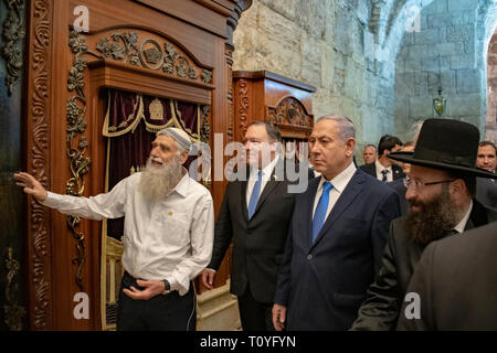 La secrétaire d'État des États-Unis, Mike Pompeo, centre, tours du Mur occidental et les Tunnels avec le Premier ministre israélien Benjamin Netanyahu, à droite, le 21 mars 2019 à Jérusalem, Israël. Banque D'Images