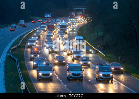 Lancaster, Lancashire, Royaume-Uni. Mar 22, 2019. Pro-Brexit perturbation massive des conducteurs de camions apporter à M6 avec "go slow" que les poids lourds et camions causent l'encombrement du trafic sur autoroute M6. La nation-wide manifestations furent organisées par un certain nombre de groupes indépendants Brexit, qui a coordonné plusieurs transporteurs routiers en 'organisé' d'un ralentissement et perturbé l'heure de pointe à travers la sortie d'autoroute comme Brexit est retardé. Indicateur/AlamyLiveNews:Crédit Banque D'Images