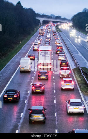 Routes congestionnées en raison d'une circulation dense.Les chauffeurs de camions pro-Brexit provoquent d'énormes perturbations avec des manifestations « Go Slow », des poids lourds, des automobiles et des mandrins HGV provoquant des embouteillages sur l'autoroute M6 de Lancaster.Alors que le Brexit a été reporté, plusieurs groupes différents du Brexit ont organisé des manifestations à l'échelle de l'État, combinant plusieurs transporteurs en convois organisés « Go Slower » et perturbant la circulation aux heures de pointe sur les autoroutes britanniques. Banque D'Images