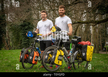 Bishops Stortford, Hertfordshire, Royaume-Uni. 22 Mar 2019. Quand des fanatiques de Rugby BEN COOK (24) et son copain George BONSER-CULLEN (25) ont décidé de soutenir l'équipe de rugby de l'Angleterre à la Coupe du Monde de Rugby au Japon en septembre, ils avaient décidé de faire le voyage un peu plus intéressants afin d'avis que ce serait la meilleure façon de réaliser de partir tôt, six mois plus tôt pour être précis que le plan est de cycle pour le Japon de leur ville d'origine, Bishops Stortford, Hertfordshire, Royaume-Uni. 22 Mar 2019. . Credit : Mark Bourdillon/Alamy Live News Banque D'Images